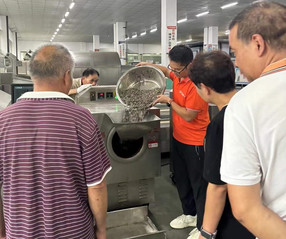 浙江客戶(hù)考察試機(jī)許昌智工小型電磁炒貨機(jī)現(xiàn)場(chǎng)拉走