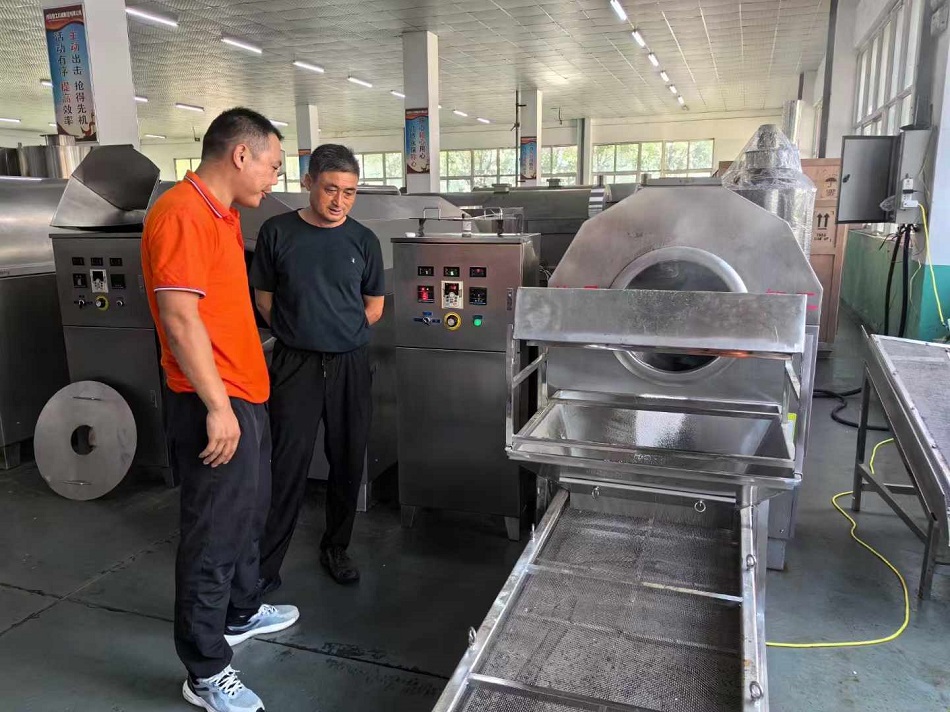 老客戶來廠試機(jī)現(xiàn)場再次訂購中型電磁炒貨機(jī)